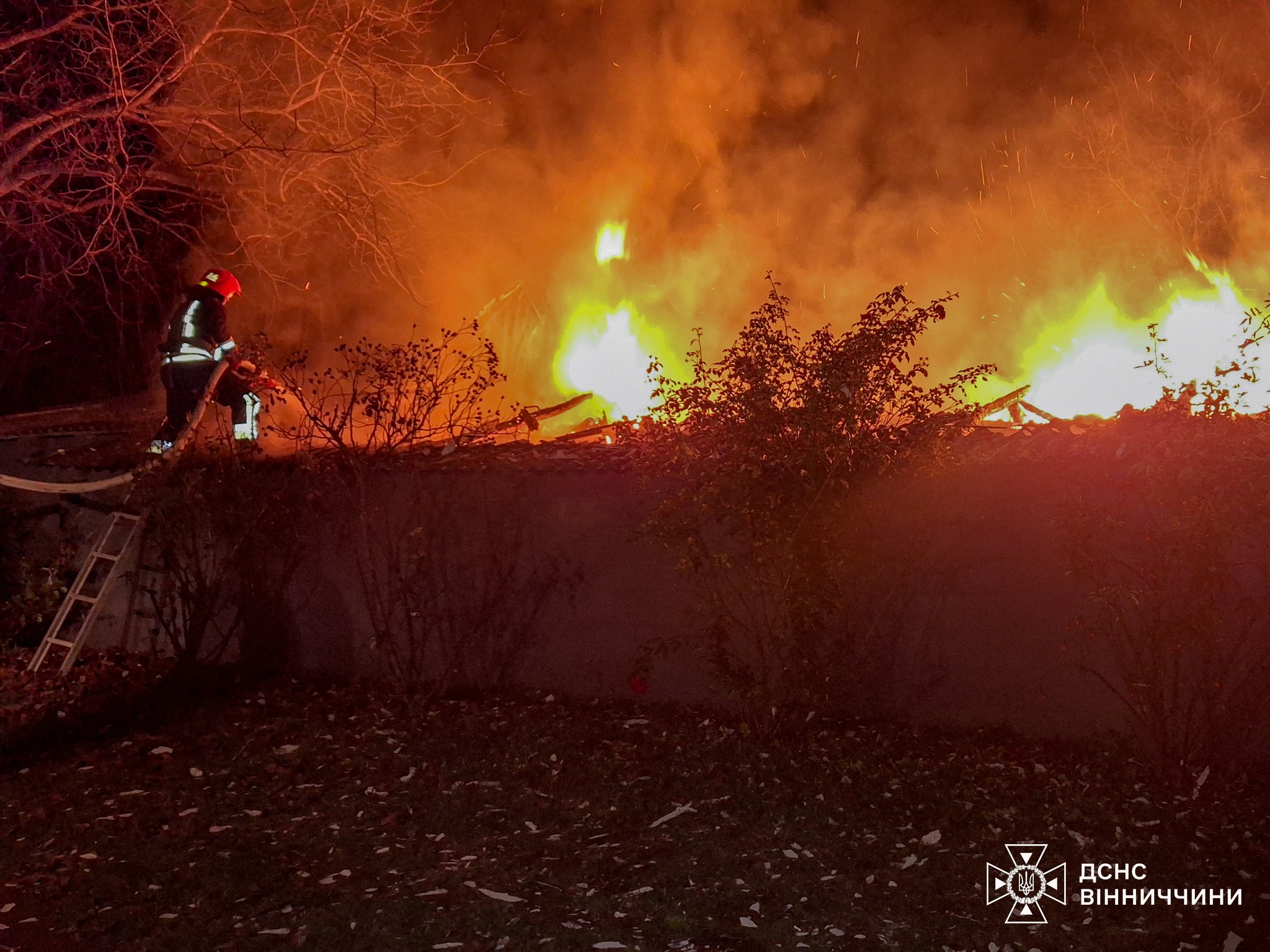 На Вінниччині за добу сталося п’ять пожеж: вогнеборці нагадують про безпеку / Новости Винницы и области / Інформаційний портал На Париже Новини Вінниці / На Вінниччині за добу сталося п’ять пожеж: вогнеборці нагадують про безпеку