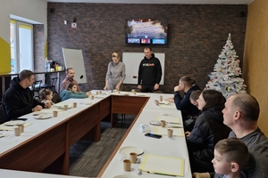 Новости Винницы и области / Татусі-ветерани та їх діти створили зимові картини на сімейному майстеркласі у Вінниці / Інформаційний портал На Париже Новини Вінниці / Татусі-ветерани та їх діти створили зимові картини на сімейному майстеркласі у Вінниці