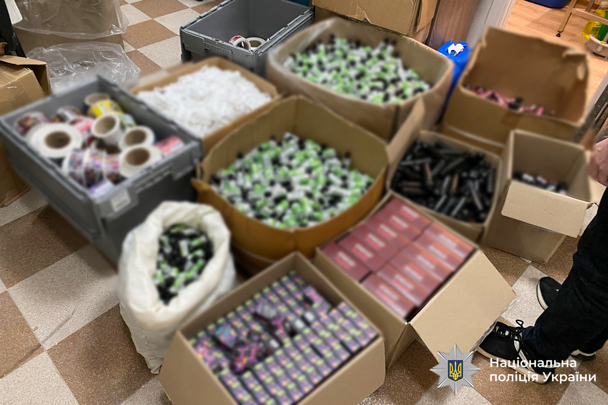 У Вінницькій області викрили масштабне підпільне виробництво рідин для електронних сигарет на понад 20 млн грн (ВІДЕО) / Новости Винницы и области / Інформаційний портал На Париже Новини Вінниці / У Вінницькій області викрили масштабне підпільне виробництво рідин для електронних сигарет на понад 20 млн грн (ВІДЕО)