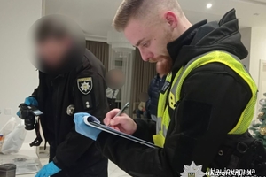 Новости Винницы и области / У Вінницькому районі затримали банду, яка напала на родину та змусила підписати боргові розписки (ВІДЕО) / Інформаційний портал На Париже Новини Вінниці / У Вінницькому районі затримали банду, яка напала на родину та змусила підписати боргові розписки (ВІДЕО)