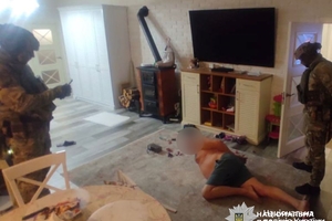 Новости Винницы и области / У Вінницькому районі затримали банду, яка напала на родину та змусила підписати боргові розписки (ВІДЕО) / Інформаційний портал На Париже Новини Вінниці / У Вінницькому районі затримали банду, яка напала на родину та змусила підписати боргові розписки (ВІДЕО)