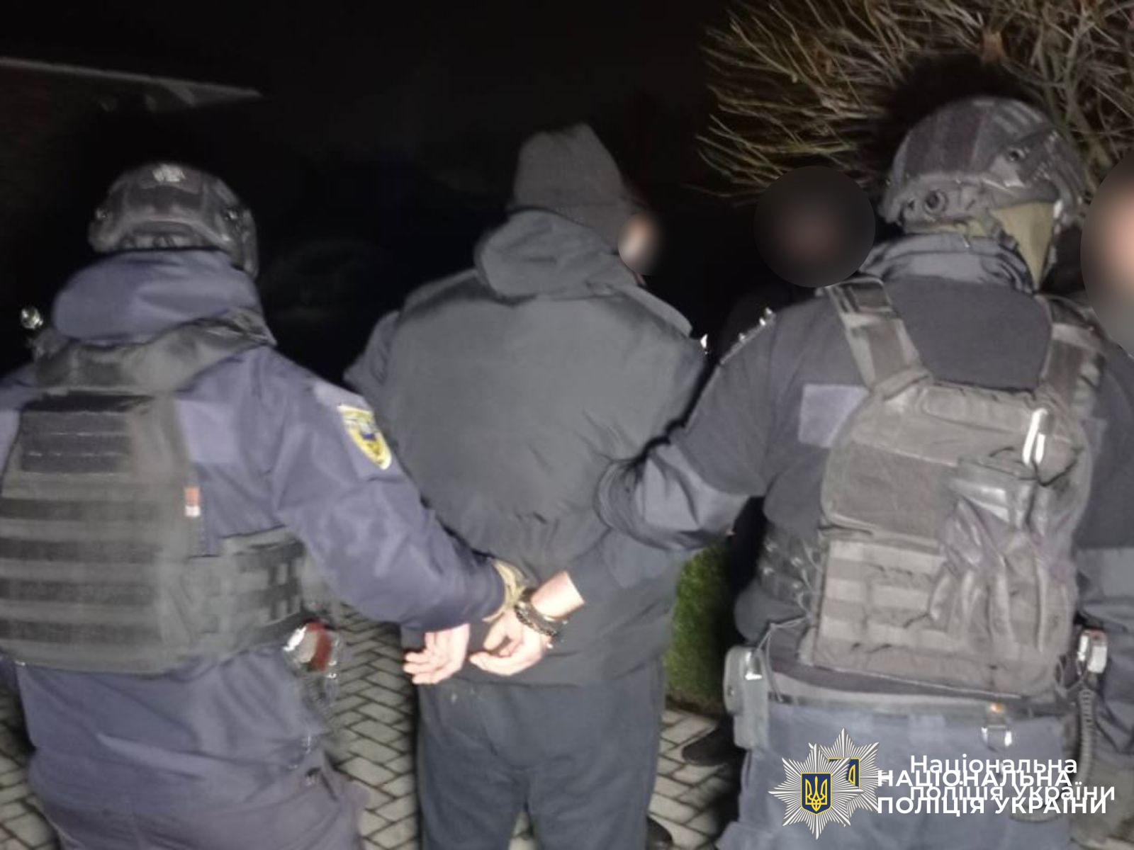 У Вінницькому районі затримали банду, яка напала на родину та змусила підписати боргові розписки (ВІДЕО) / Новости Винницы и области / Інформаційний портал На Париже Новини Вінниці / У Вінницькому районі затримали банду, яка напала на родину та змусила підписати боргові розписки (ВІДЕО)