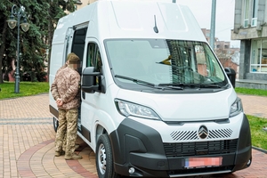 Новини Вінниці / Вінниця передала військовим новий бус для ремонтних бригад фронту