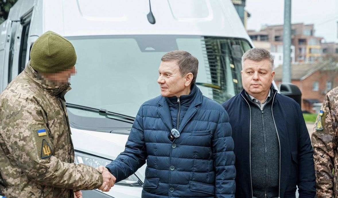 Новини Вінниці / Вінниця передала військовим новий бус для ремонтних бригад фронту