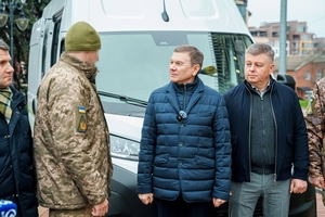 Новини Вінниці / Вінниця передала військовим новий бус для ремонтних бригад фронту