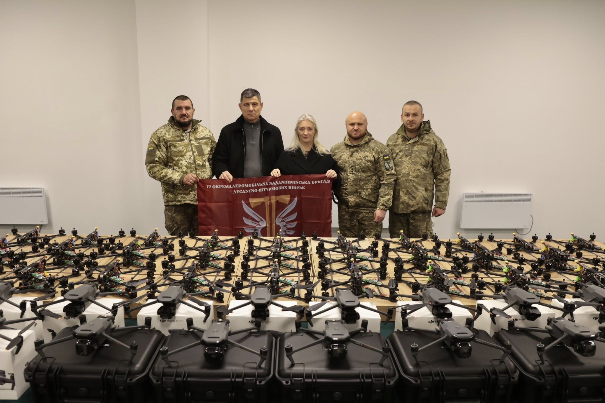 Вінниця вкотре допомагає воїнам: 77-ма аеромобільна бригада отримала нові квадрокоптери / Новости Винницы и области / Інформаційний портал На Париже Новини Вінниці / Вінниця вкотре допомагає воїнам: 77-ма аеромобільна бригада отримала нові квадрокоптери