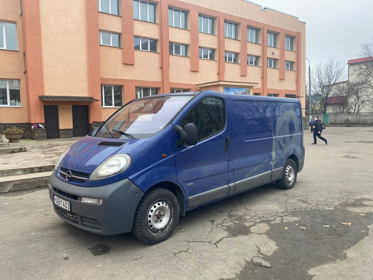 Вінницькі ліцеї 16 та 25 передали автівку та гуманітарну допомогу нашим Захисникам / Новости Винницы и области / Інформаційний портал На Париже Новини Вінниці / Вінницькі ліцеї 16 та 25 передали автівку та гуманітарну допомогу нашим Захисникам