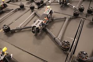 Новости Винницы и области / Дрони для захисників: Вінниччина передала 50 FPV бригаді «Золоті ворота» / Інформаційний портал На Париже Новини Вінниці / Дрони для захисників: Вінниччина передала 50 FPV бригаді «Золоті ворота»