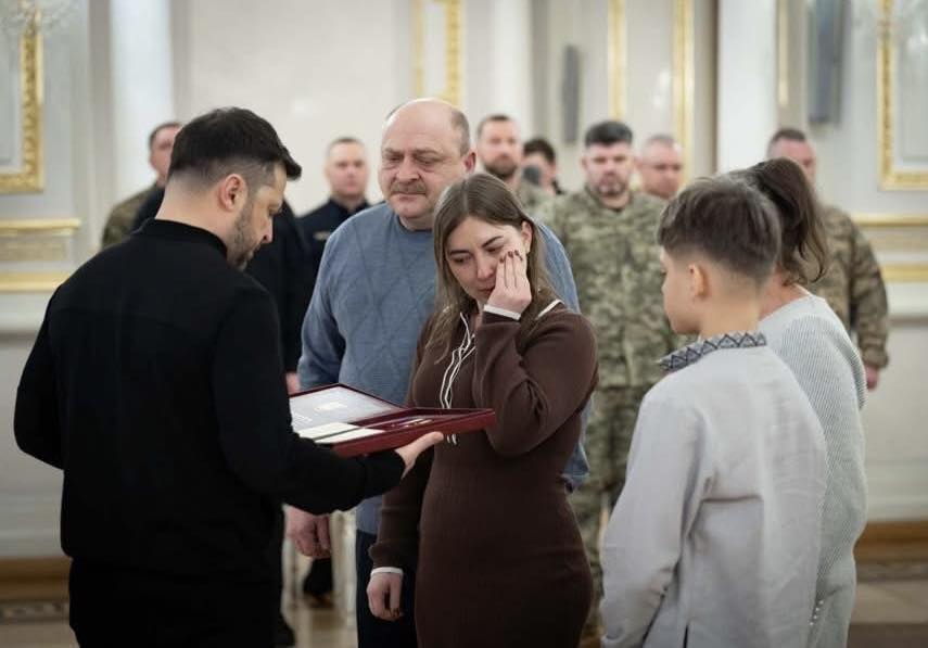 Дружині та синові полеглого захисника з Вінниччини Дмитра Агат’єва «Стетхем» вручили орден «Золота Зірка» / Новости Винницы и области / Інформаційний портал На Париже Новини Вінниці / Дружині та синові полеглого захисника з Вінниччини Дмитра Агат’єва «Стетхем» вручили орден «Золота Зірка»