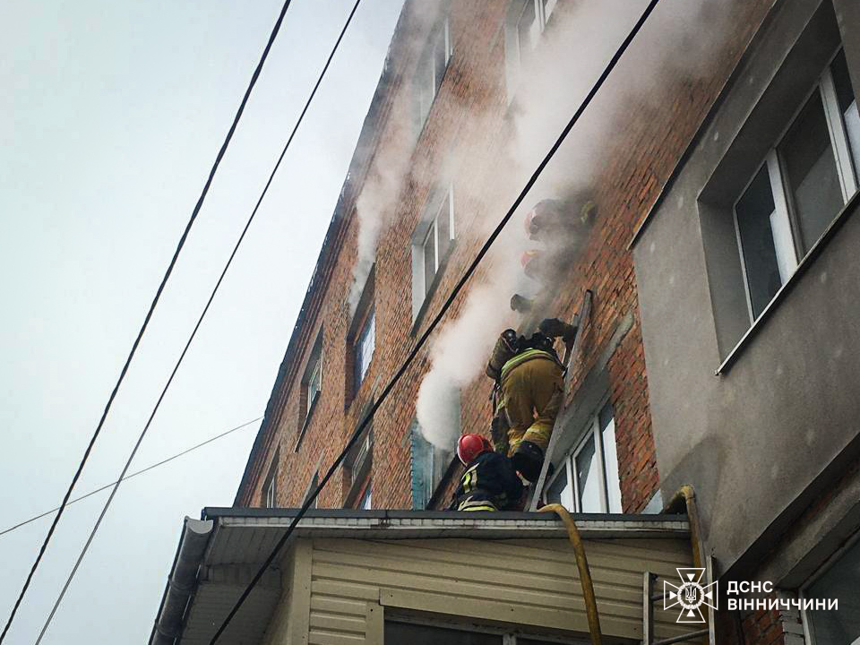 Новини Вінниці / Пожежа у вінницькій п’ятиповерхівці: рятувальники врятували двох дітей