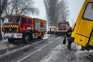 Новини Вінниці / Рейсовий автобус зіткнувся з деревом на Вінниччині через ожеледицю