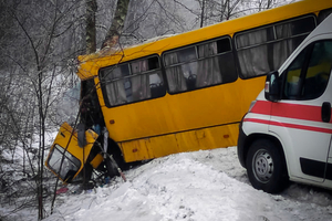 Новини Вінниці / Рейсовий автобус зіткнувся з деревом на Вінниччині через ожеледицю