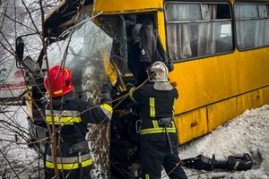 Новини Вінниці / Рейсовий автобус зіткнувся з деревом на Вінниччині через ожеледицю