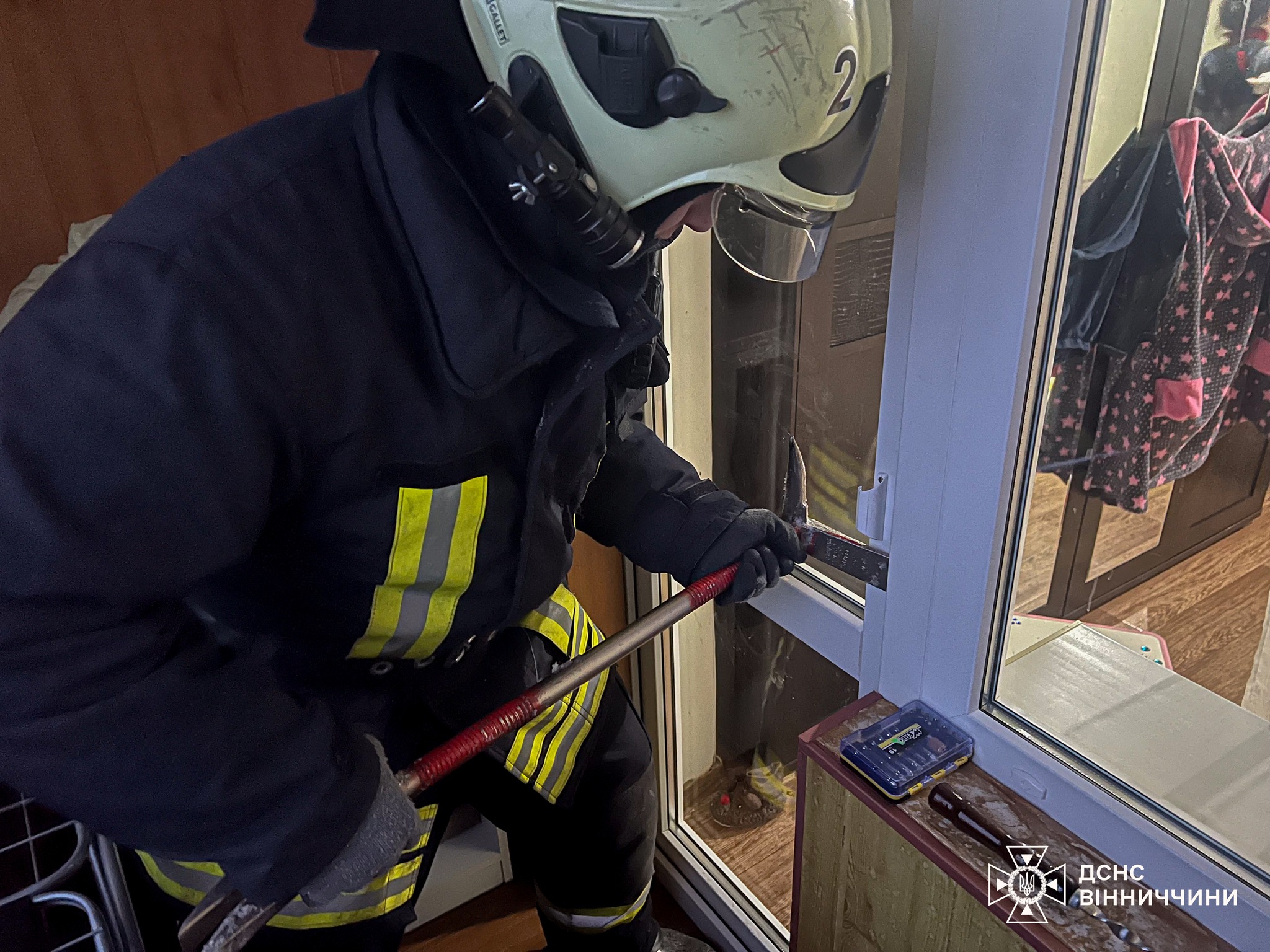 Новини Вінниці / Малюк зачинив маму на балконі: у Вінниці рятувальники двічі приходили на допомогу містянам