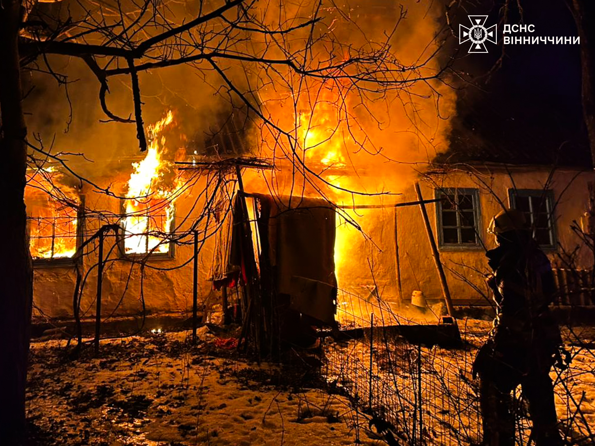Надзвичайники врятували дитину під час однієї з п’яти пожеж на Вінниччині / Новости Винницы и области / Інформаційний портал На Париже Новини Вінниці / Надзвичайники врятували дитину під час однієї з п’яти пожеж на Вінниччині