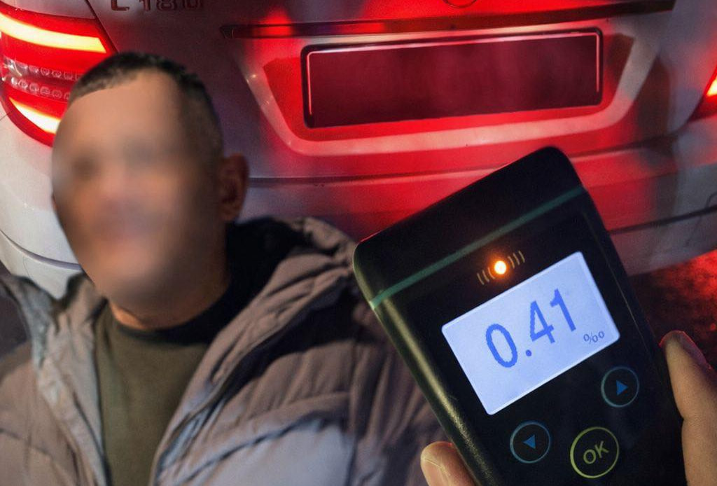 Новини Вінниці / Синій «маячок», чужий номер і алкоголь: У Вінниці патрульні зупинили водія Mercedes-Benz