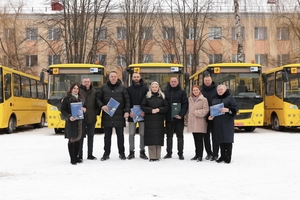 Новини Вінниці / Вінниччина отримала ще 8 нових шкільних автобусів для п’яти громад
