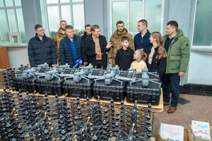 Новини Вінниці / Вінниця передала «Червоній калині» дрони, квадрокоптери та окопні свічки від дітей