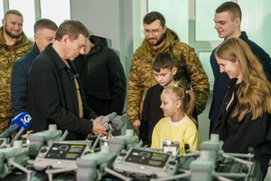 Новини Вінниці / Вінниця передала «Червоній калині» дрони, квадрокоптери та окопні свічки від дітей