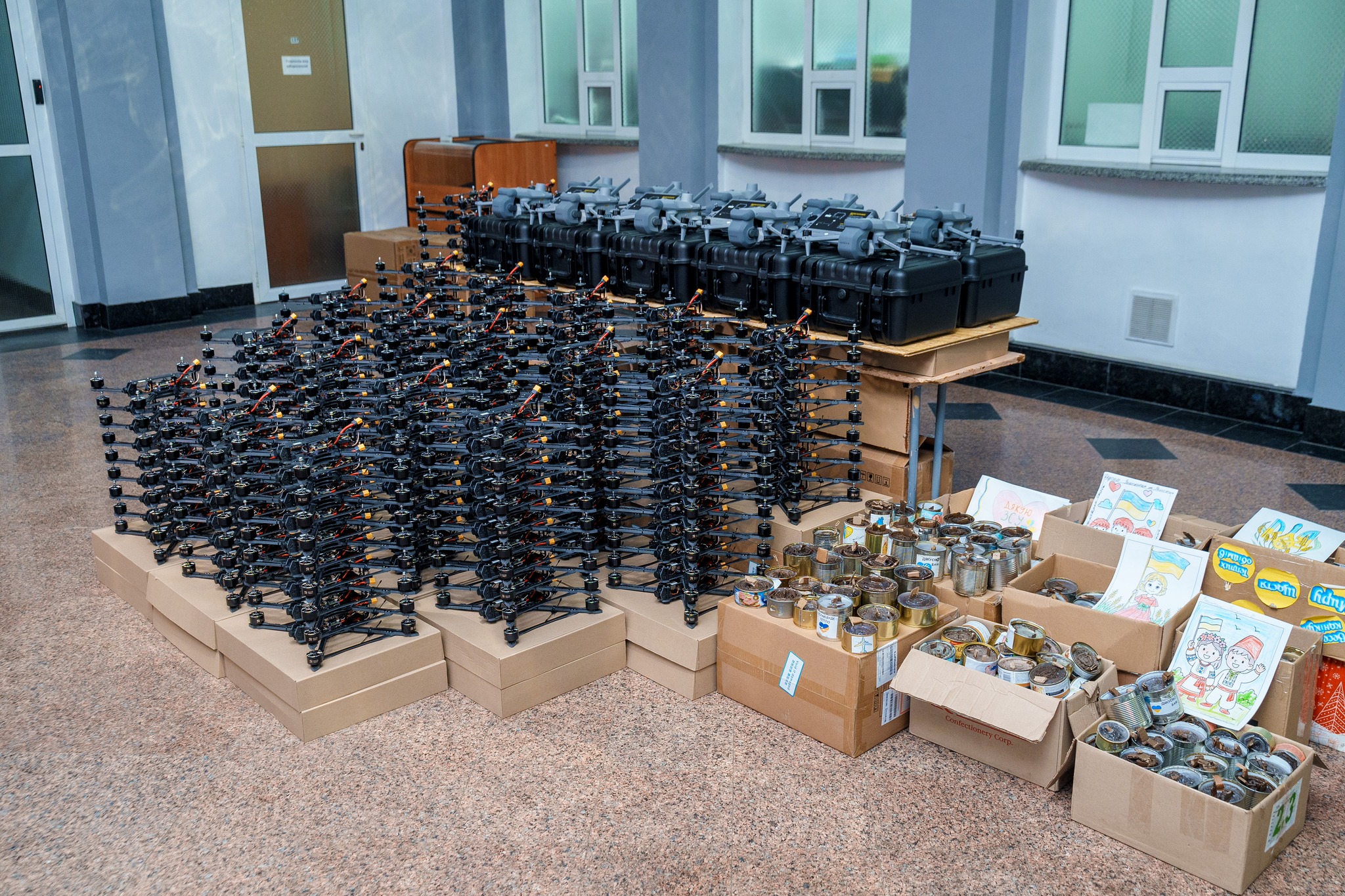 Новини Вінниці / Вінниця передала «Червоній калині» дрони, квадрокоптери та окопні свічки від дітей