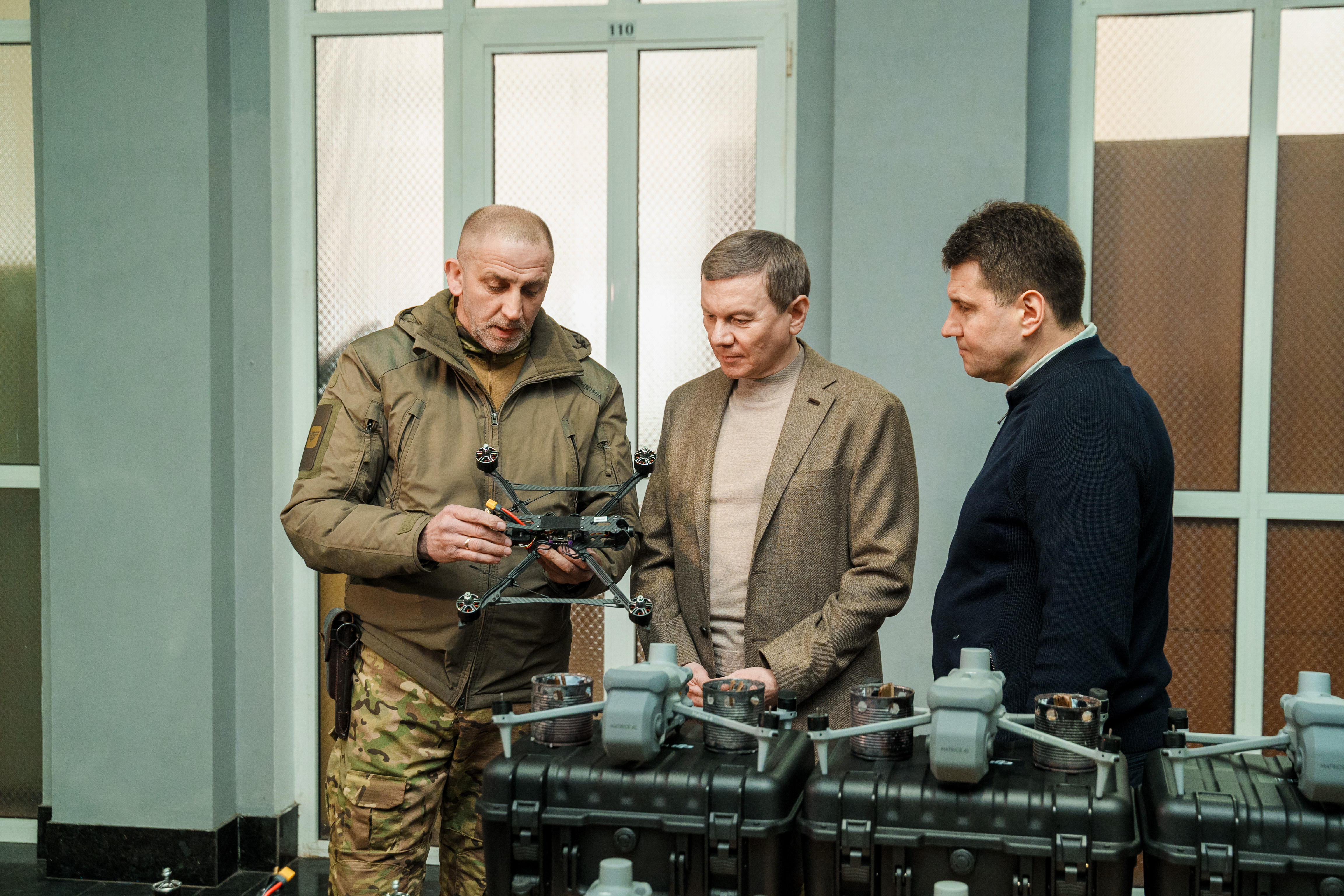 Вінниця передала трьом бригадам 300 FPV-дронів та сучасну техніку / Новости Винницы и области / Інформаційний портал На Париже Новини Вінниці / Вінниця передала трьом бригадам 300 FPV-дронів та сучасну техніку