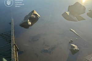 Новини Вінниці / На річці Дністер біля Могилів-Подільського виявили маслянисті плями на воді (ВІДЕО)