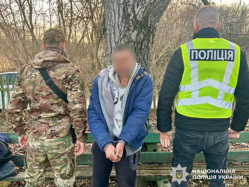 Новини Вінниці / На Вінниччині чоловік убив свого вітчима та ховався від поліції у лісі