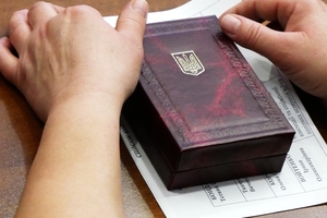 Новини Вінниці / На Вінниччині рідним полеглих захисників України вручили державні нагороди посмертно