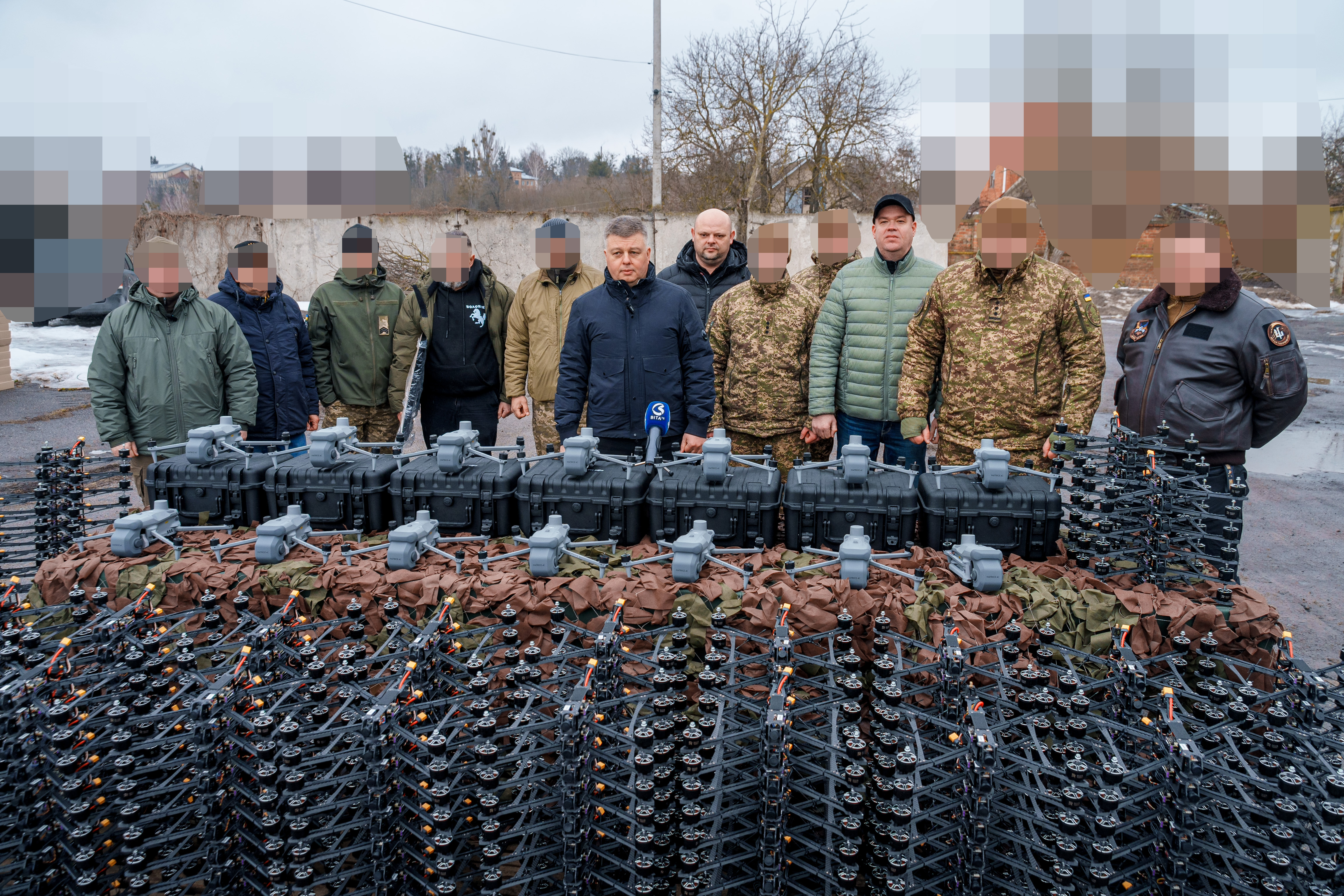 Підсилення для оборони: у Вінниці трьом підрозділам передали 300 FPV-дронів, Matrice та автомобіль / Новости Винницы и области / Інформаційний портал На Париже Новини Вінниці / Підсилення для оборони: у Вінниці трьом підрозділам передали 300 FPV-дронів, Matrice та автомобіль