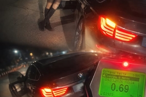 Новини Вінниці / У Вінниці під час комендантської години патрульні зупинили нетверезу водійку BMW