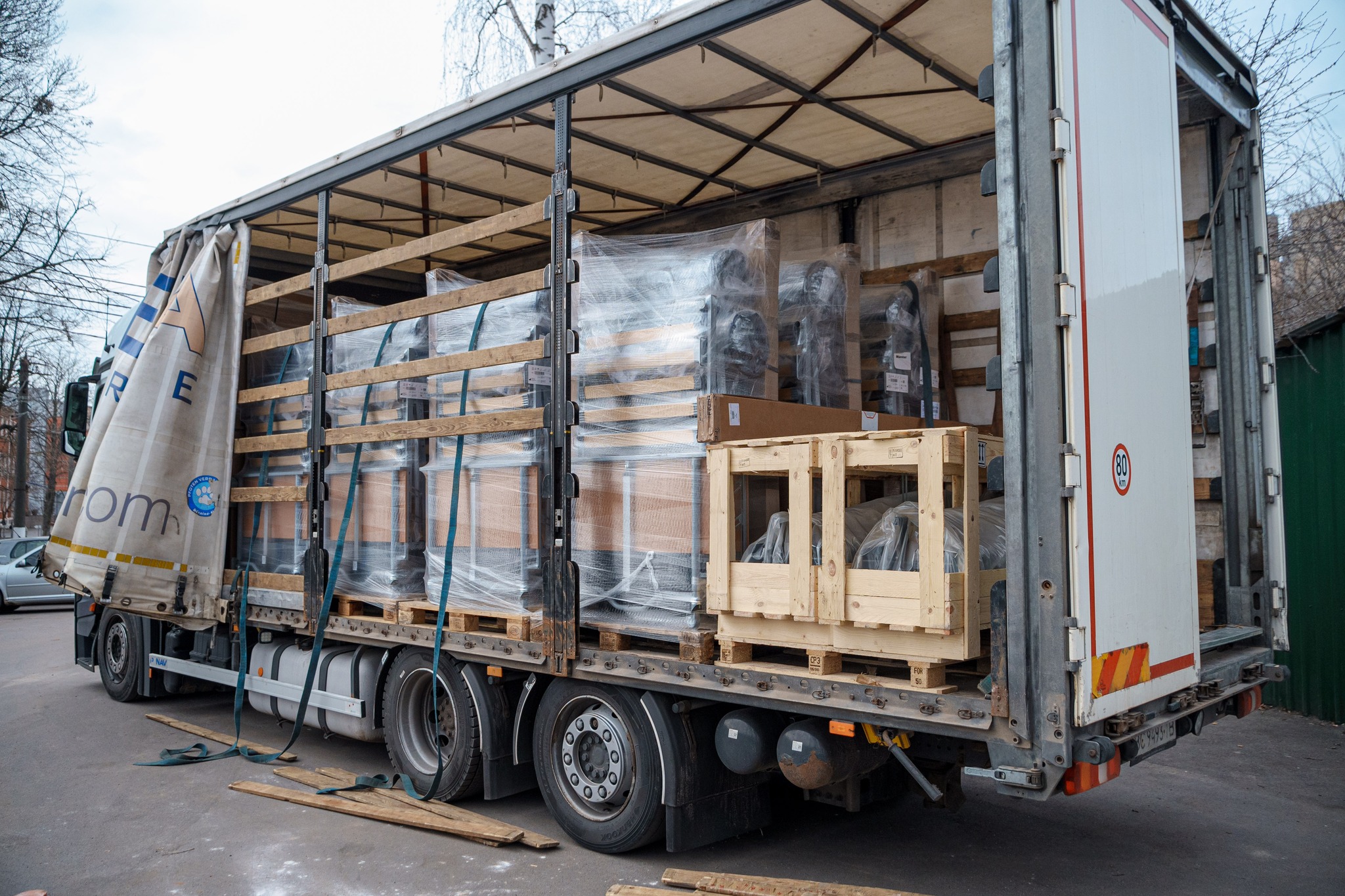 Новини Вінниці / Вінниця отримала чергову допомогу з Німеччини: медобладнання та шкільні меблі