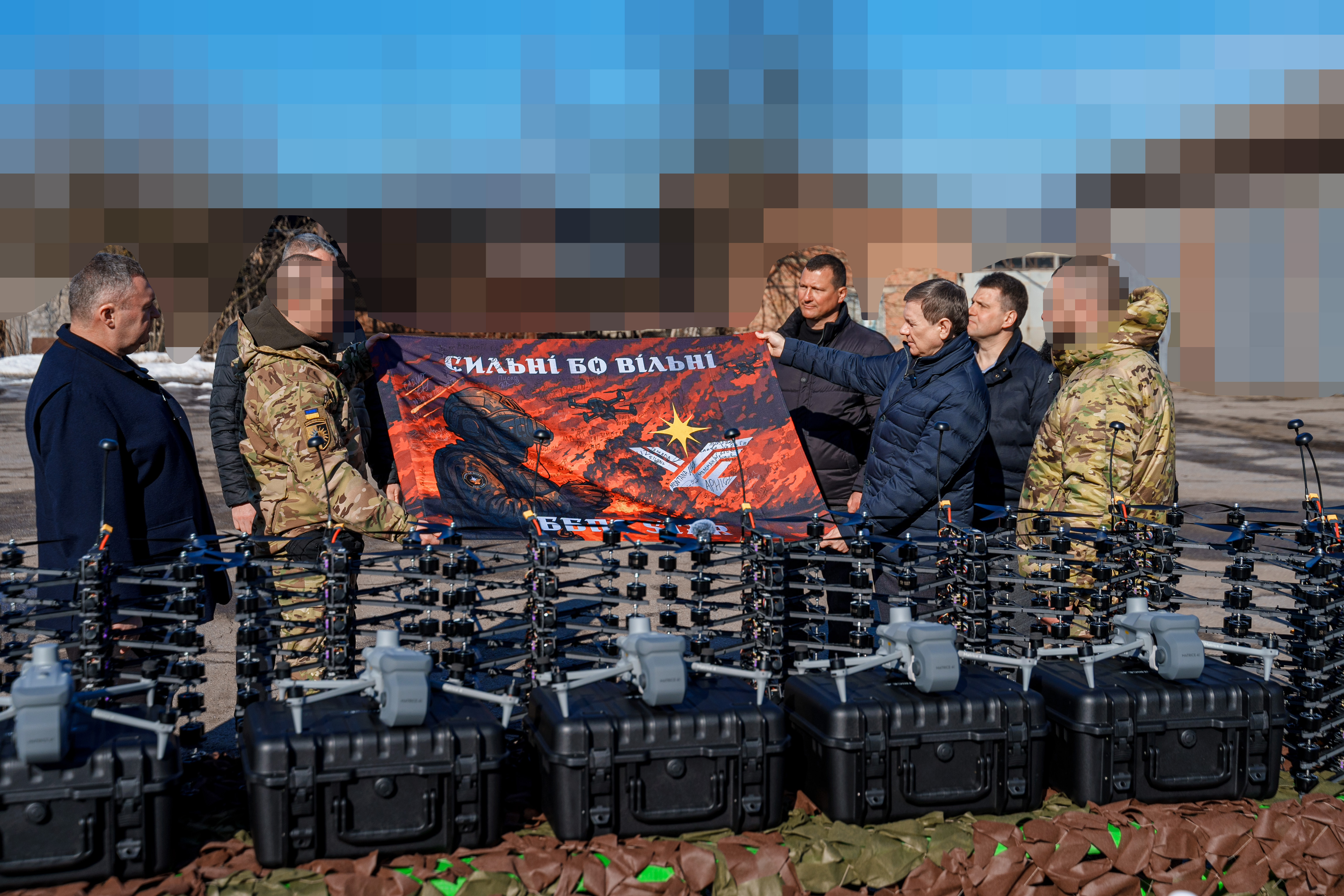 Новини Вінниці / Вінниця передала чотирьом військовим частинам FPV-дрони, Matrice 4E та позашляховики для бойових завдань