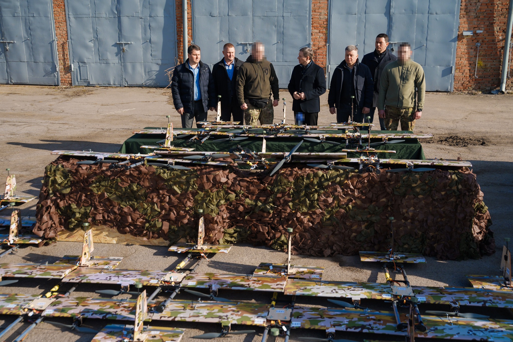 Новини Вінниці / Вінниця посилила військових: бійцям передали 80 дронів «Блискавка» та пікап