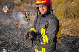 Новини Вінниці / Вогнеборці Вінниччини врятували кролика під час пожежі на природі