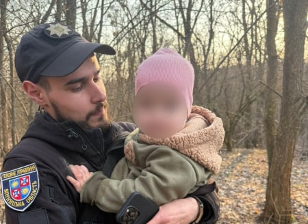 Зник на кілька хвилин: на Вінниччині дворічного хлопчика знайшли у лісі / Новости Винницы и области / Інформаційний портал На Париже Новини Вінниці / Зник на кілька хвилин: на Вінниччині дворічного хлопчика знайшли у лісі