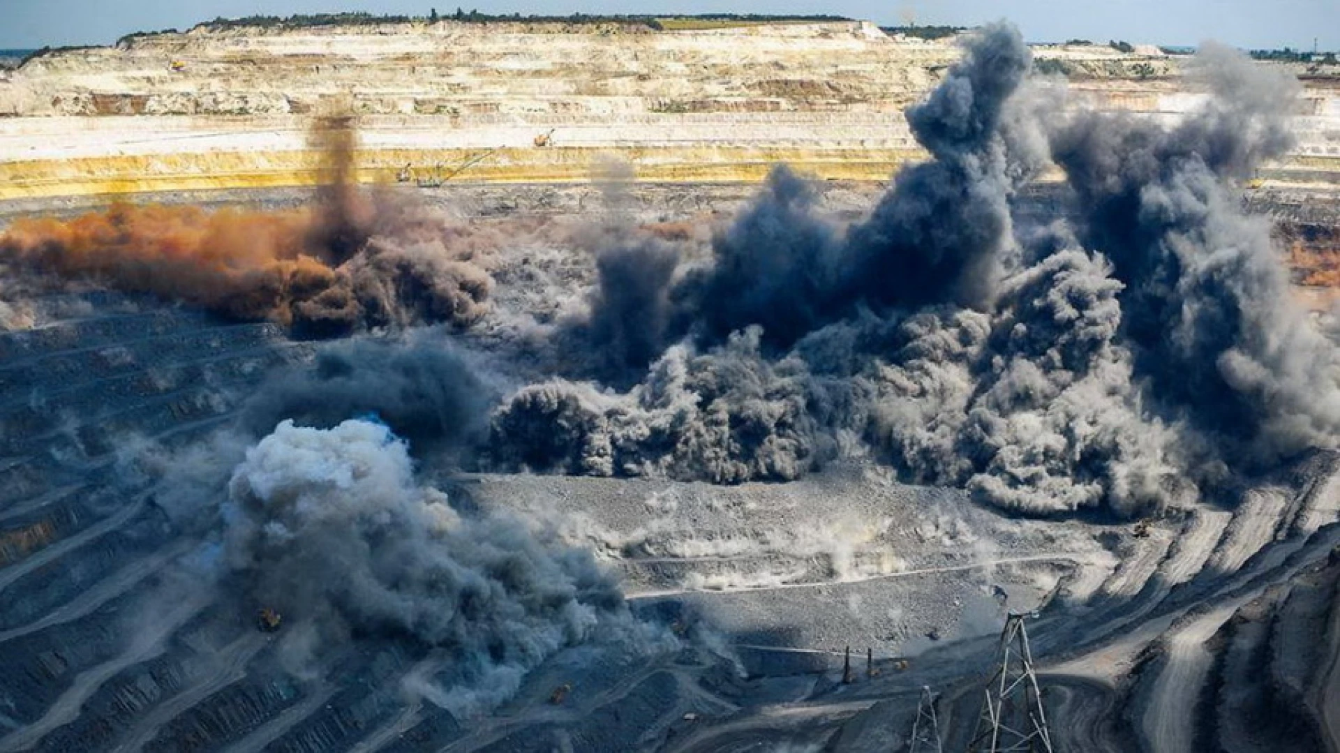 14 квітня на Демидівському родовищі гранітів проведуть планові вибухи / Новости Винницы и области / Інформаційний портал На Париже Новини Вінниці / 14 квітня на Демидівському родовищі гранітів проведуть планові вибухи