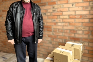 Новини Вінниці / Хмільничани передали на передову продукти, шини та домашні смаколики для військових