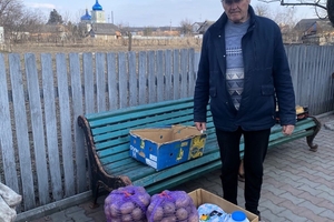 Новини Вінниці / Хмільничани передали на передову продукти, шини та домашні смаколики для військових