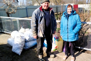 Новини Вінниці / Хмільничани передали на передову продукти, шини та домашні смаколики для військових