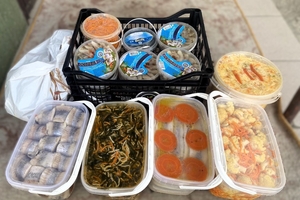 Новини Вінниці / Хмільничани передали на передову продукти, шини та домашні смаколики для військових