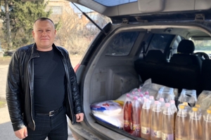 Новини Вінниці / Хмільничани передали на передову продукти, шини та домашні смаколики для військових