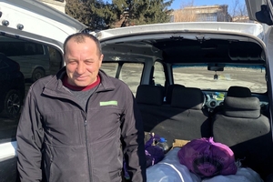 Новини Вінниці / Хмільничани передали на передову продукти, шини та домашні смаколики для військових