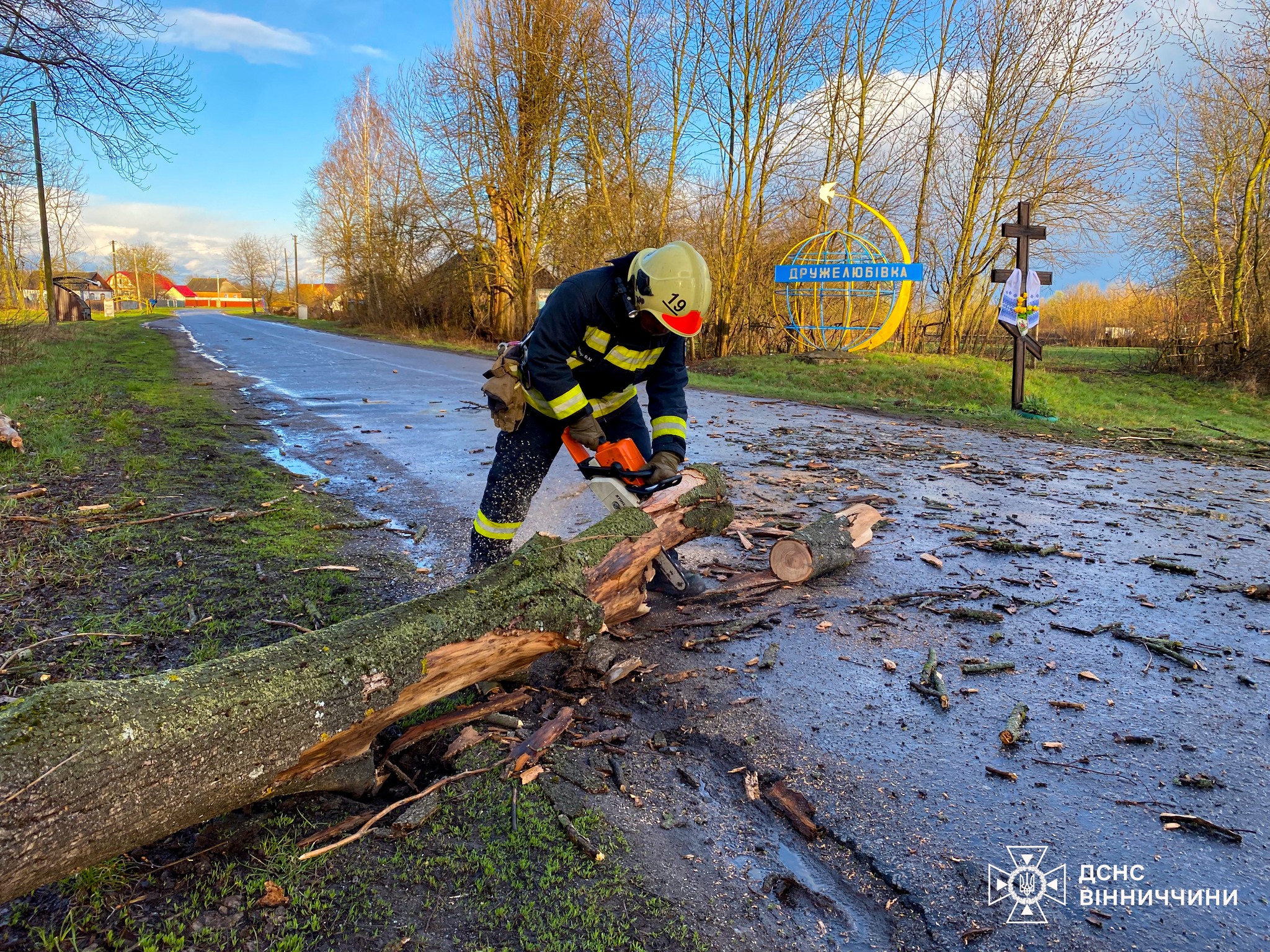 Новини Вінниці / На Вінниччині рятувальники розчищали дороги через повалені дерева (ВІДЕО)