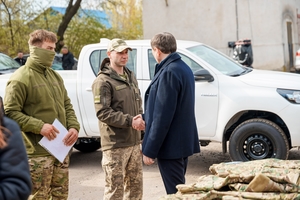 Новини Вінниці / Підсилення для фронту: Вінниця передала трьом підрозділам нові позашляховики та спецкуртки