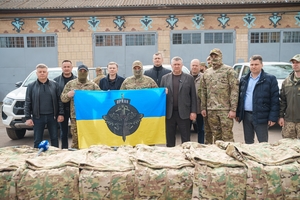 Новини Вінниці / Підсилення для фронту: Вінниця передала трьом підрозділам нові позашляховики та спецкуртки