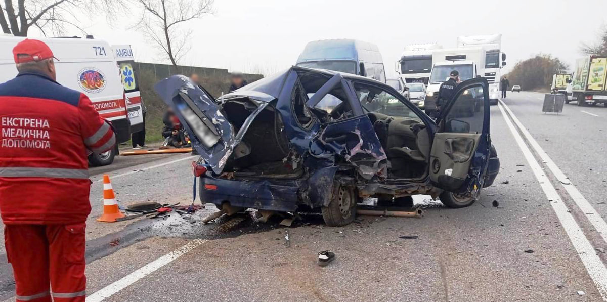 Новини Вінниці / Поблизу Калинівки водійка Renault в'їхала у ВАЗ: травмовані троє людей