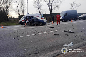 Новини Вінниці / Поблизу Калинівки водійка Renault в'їхала у ВАЗ: травмовані троє людей