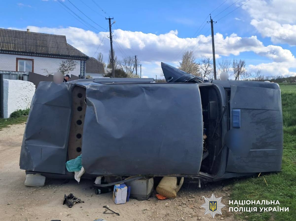 Новини Вінниці / Дві ДТП за добу на Вінниччині: перекинутий ВАЗ і аварія з мотоциклом