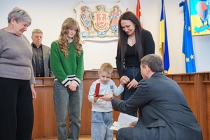 Новини Вінниці / Родині загиблого вінничанина Сергія Лочмана передали почесну нагороду «Золотий Хрест»