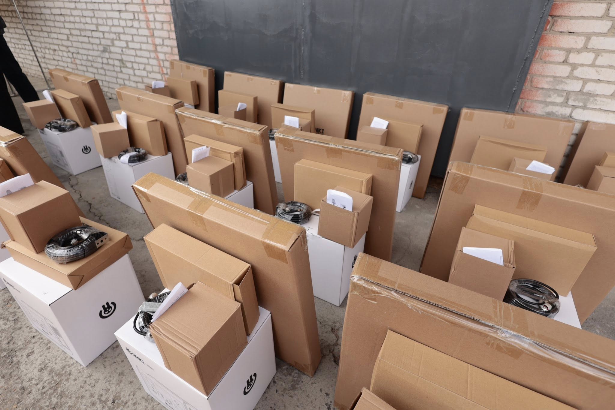 Новини Вінниці / Школи Вінниччини отримали зарядні станції та репітери для стабільного навчання